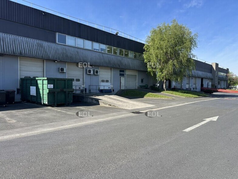 Industrial in Stains to rent - Building Photo - Image 3 of 4