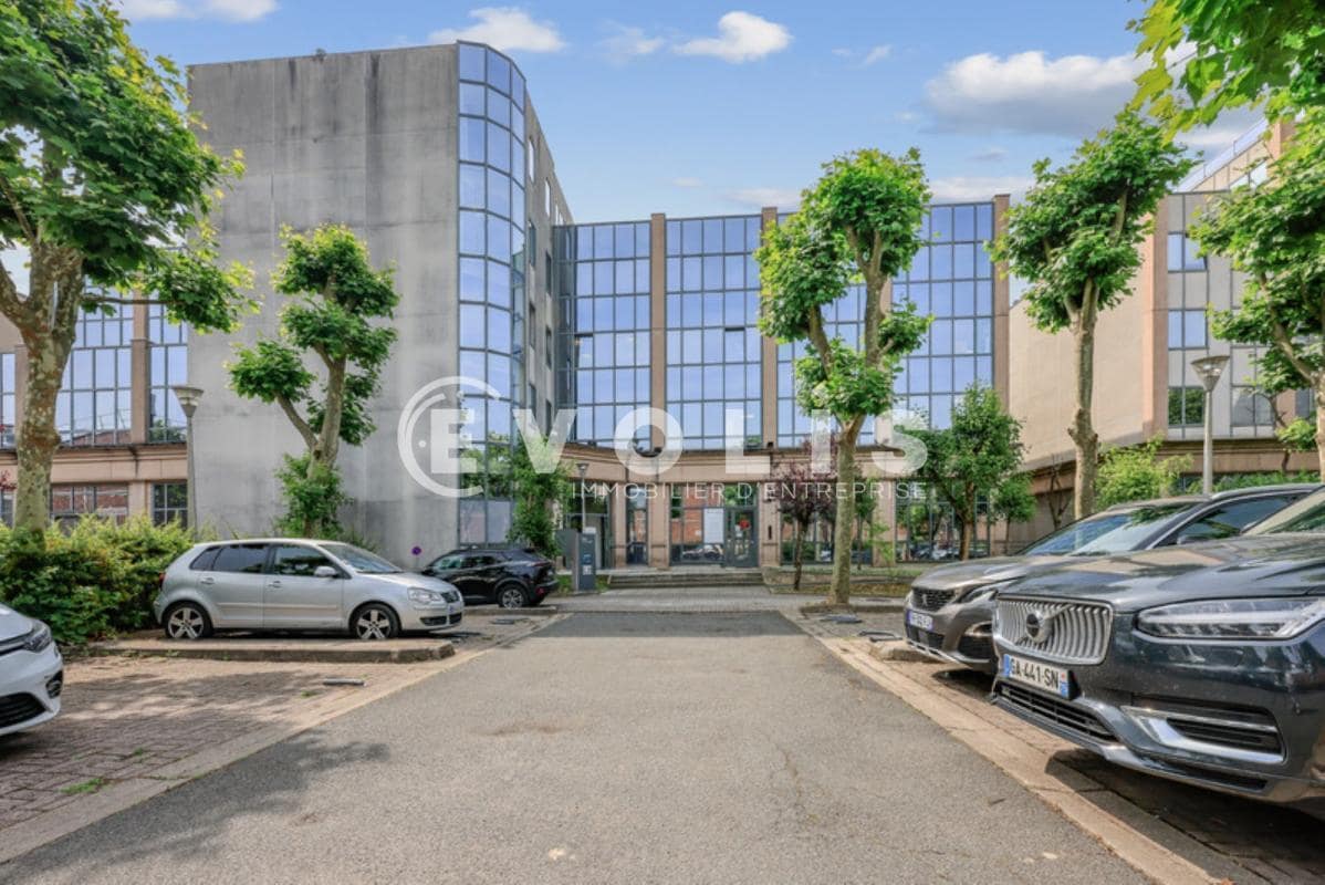 Office in Neuilly-Plaisance to rent Building Photo- Image 1 of 15