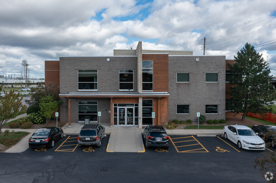 3040 N 117th St, Wauwatosa, WI for rent - Building Photo - Image 3 of 9