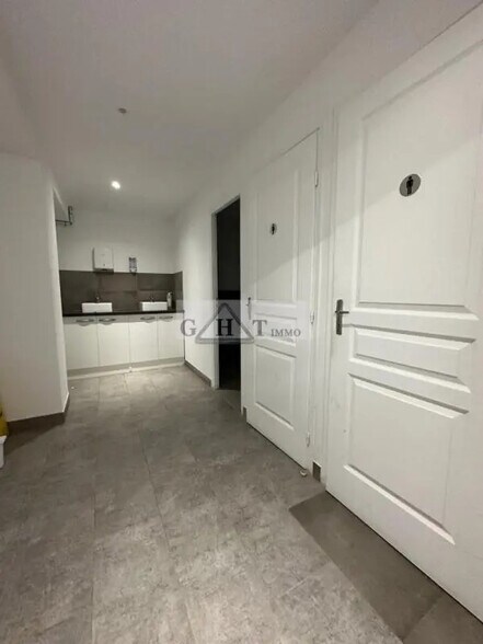Industrial in Créteil to rent - Interior Photo - Image 1 of 7