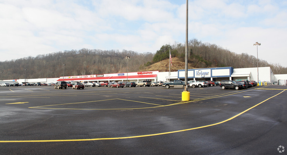 201-223 Crossings Mall, Elkview, WV for rent - Primary Photo - Image 1 of 4