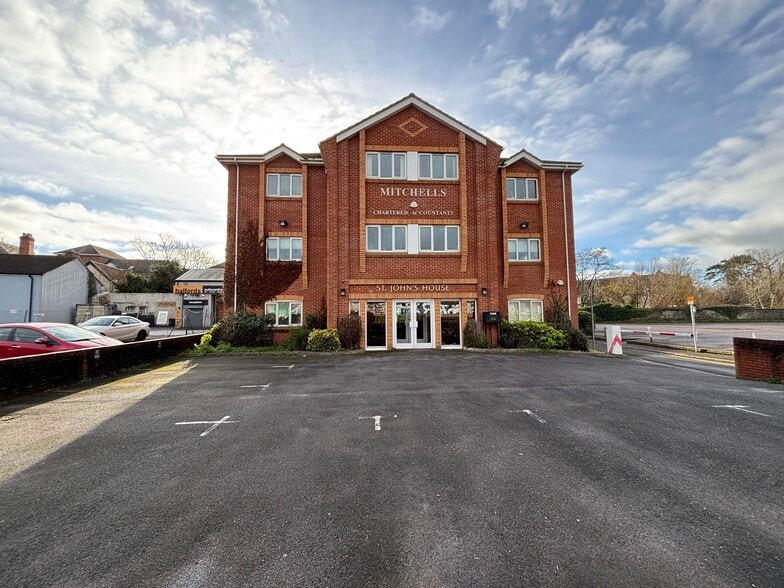 Castle St, Taunton to rent - Primary Photo - Image 1 of 14