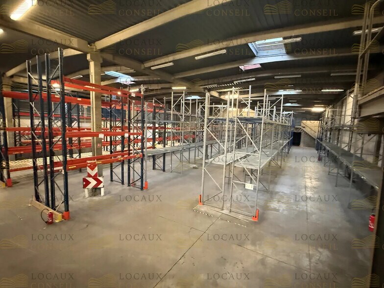 Light Industrial in Villeneuve-la-Garenne to rent - Interior Photo - Image 2 of 10
