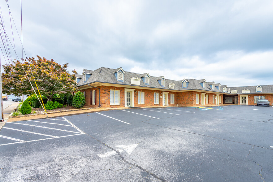 5811 Lee Hwy, Chattanooga, TN for rent - Primary Photo - Image 1 of 25