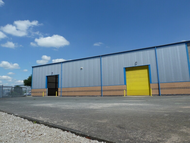 Walter Leigh Way, Leigh to rent - Building Photo - Image 3 of 6