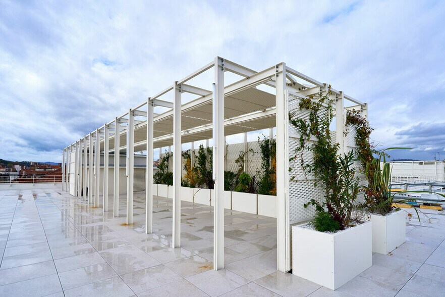 Office in Lyon to rent - Building Photo - Image 2 of 12