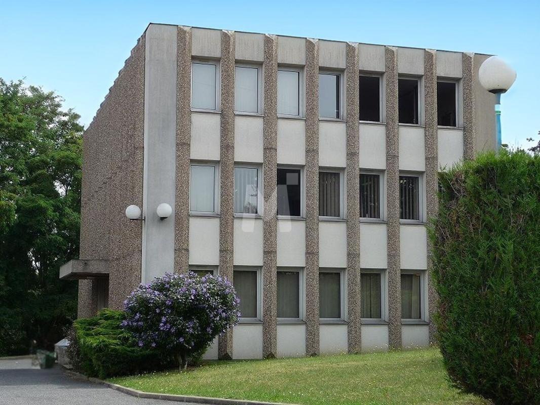 Office in Igny to rent Building Photo- Image 1 of 9