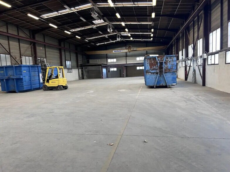 15 Rue Ampère, Chassieu to rent - Building Photo - Image 2 of 10