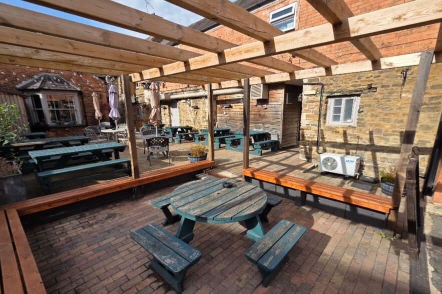 11 Market Pl, Oakham to rent - Building Photo - Image 2 of 2