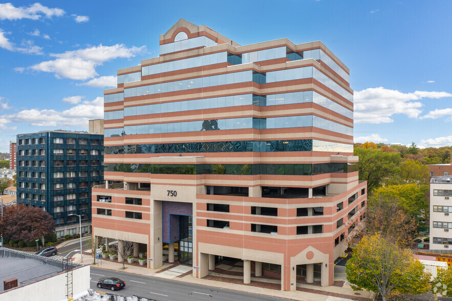 750 E Main St, Stamford, CT for rent - Building Photo - Image 1 of 19