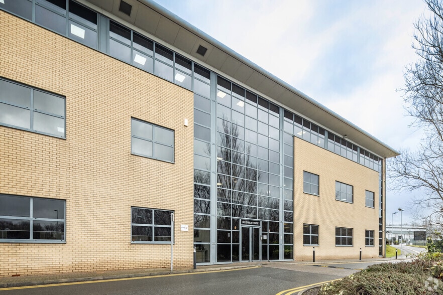 Progress Way, Manchester to rent - Building Photo - Image 2 of 3