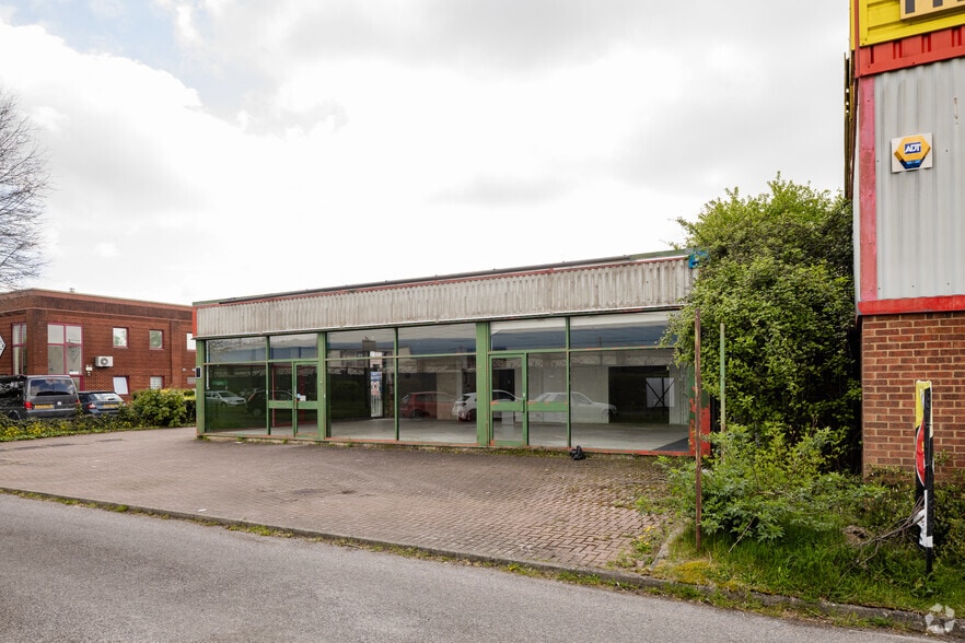 Broadfields, Aylesbury to rent - Building Photo - Image 2 of 2