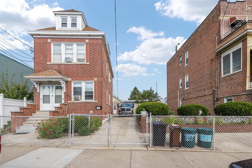 2837 Waterbury Ave, Bronx 10461 UK