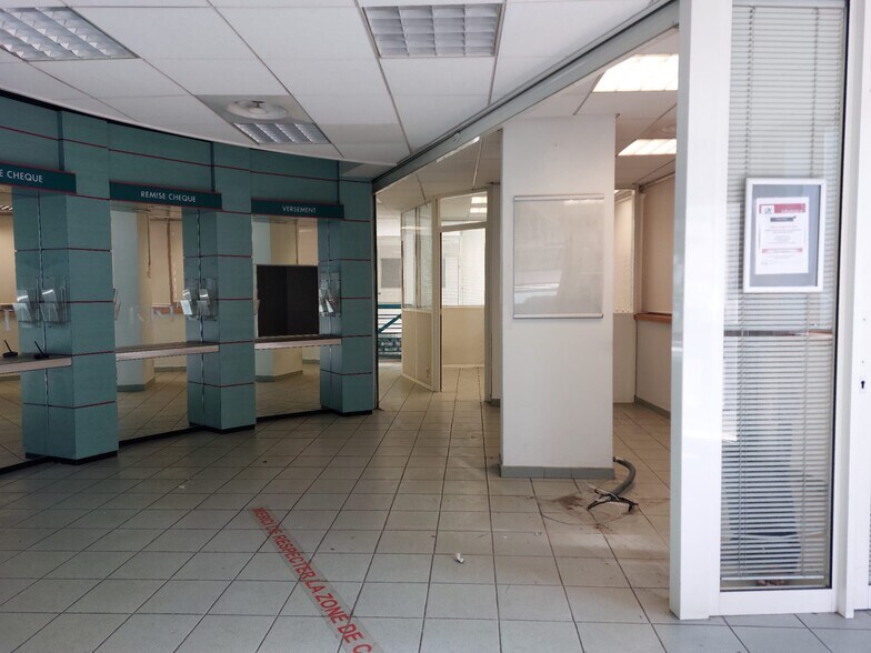 Retail in Aubagne to rent - Interior Photo - Image 2 of 7