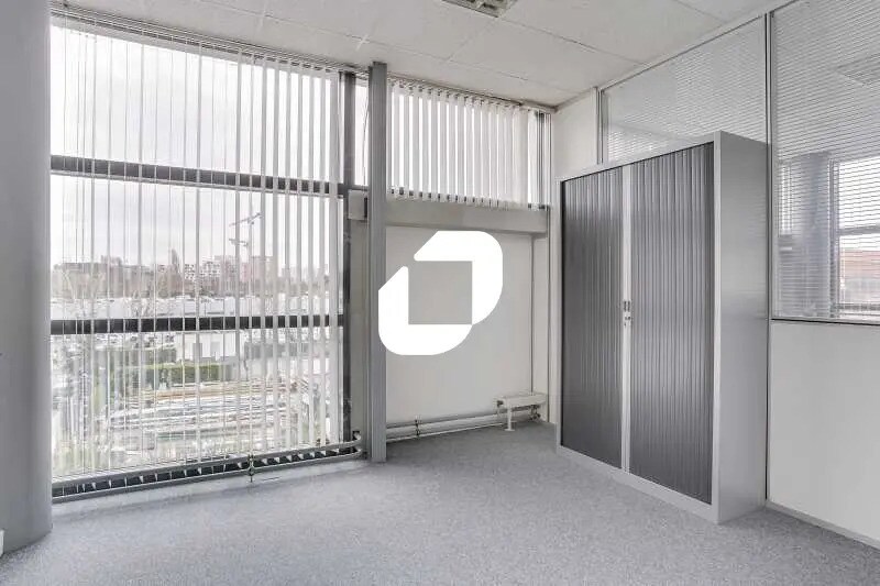 Light Industrial in Nanterre to rent - Interior Photo - Image 3 of 7