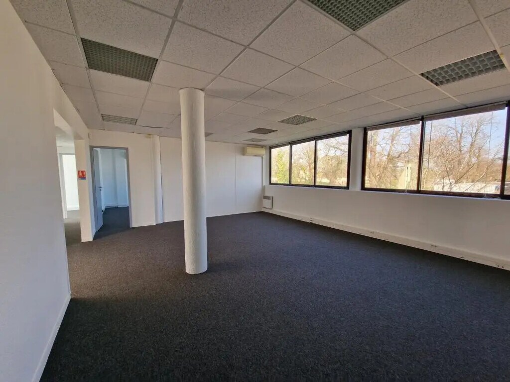 Location Bureaux 100 m² - Photo 1