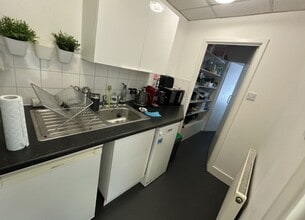 2-2A High St, Thames Ditton to rent Interior Photo- Image 2 of 3