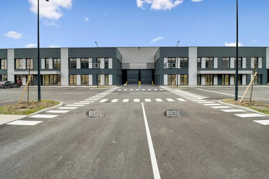 Light Industrial in Le Bourget to rent - Building Photo - Image 1 of 19