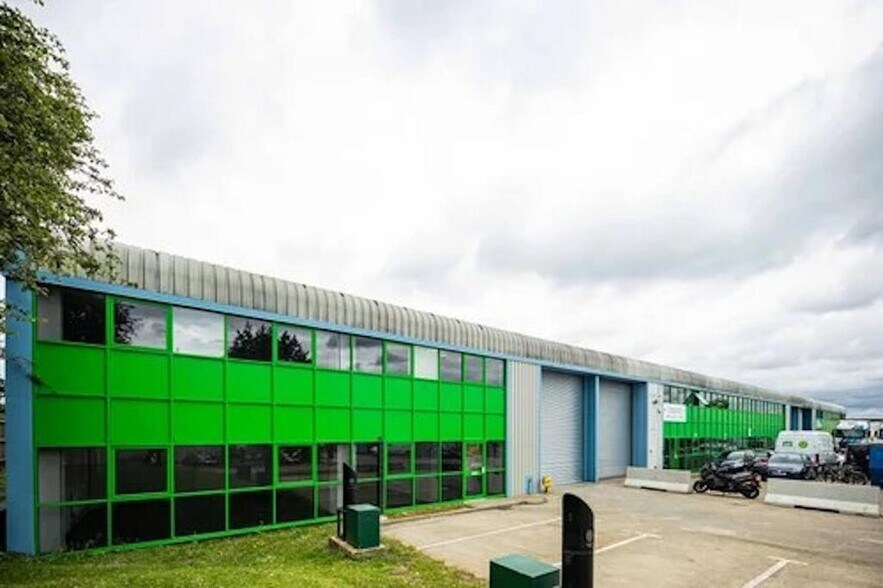 Kendal Ave, London to rent - Building Photo - Image 2 of 17