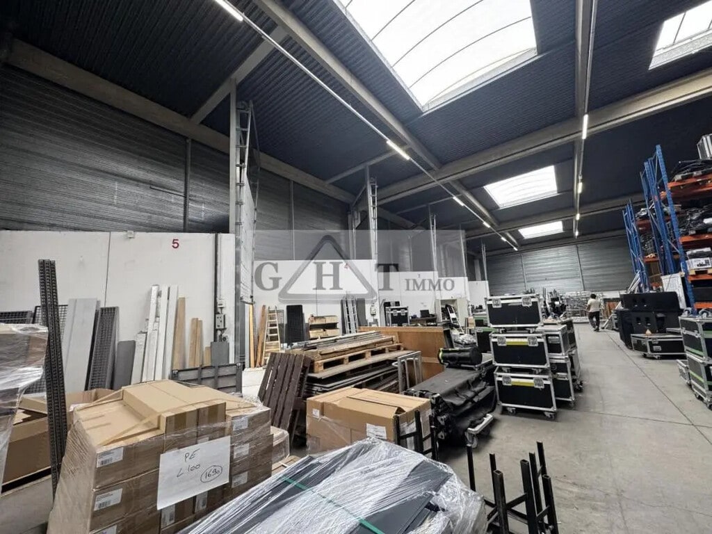 Location Entrepôt 1 000 m² - Photo 1