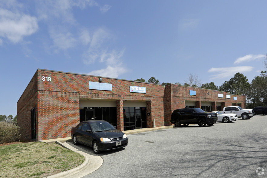 319 E US-70 Hwy, Garner, NC for rent - Primary Photo - Image 2 of 8