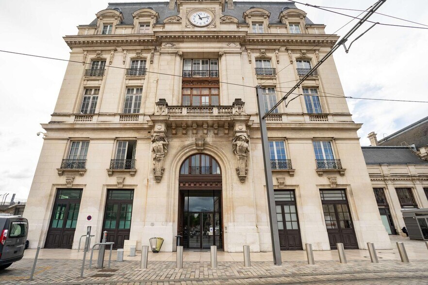 Office in Bordeaux to rent - Building Photo - Image 2 of 10