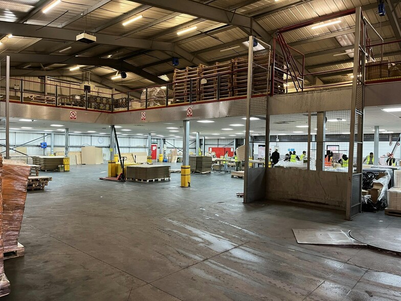 21 St Andrews Way, London to rent - Building Photo - Image 3 of 10