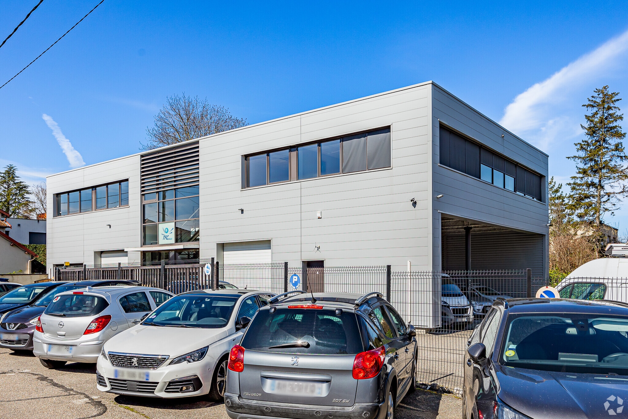 Light Industrial in Champagne-au-Mont-d'Or for sale Primary Photo- Image 1 of 8