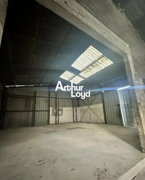 Light Industrial in La Roquette-sur-Siagne to rent - Interior Photo - Image 3 of 9