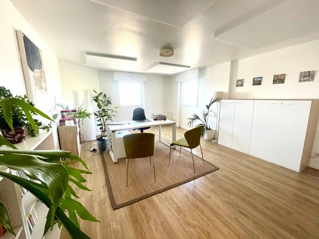 Office in Vannes for sale Building Photo- Image 1 of 10