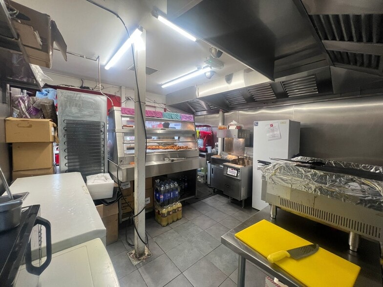 1-5 Glyn Sq, Milton Keynes to rent - Building Photo - Image 3 of 6