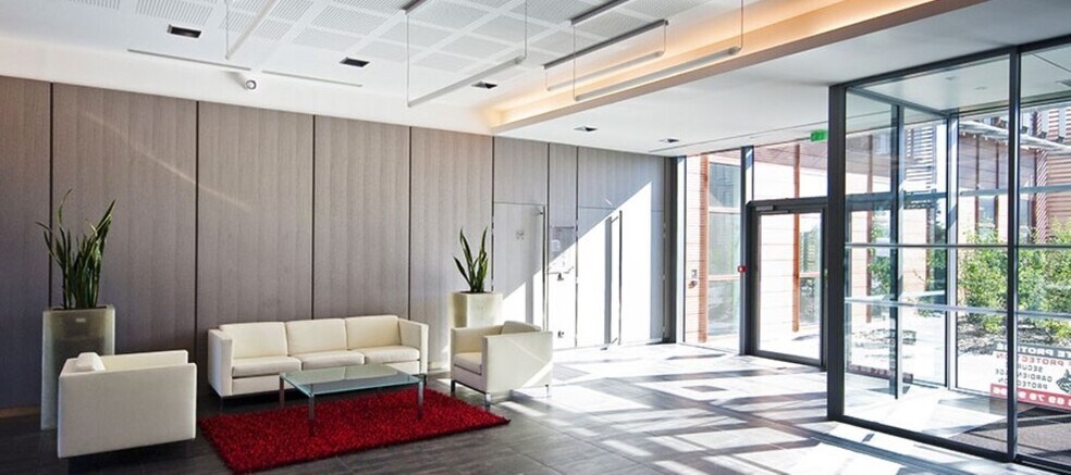 1-11 Rue Du Cottage Tolbiac, Chevilly-Larue to rent - Lobby - Image 3 of 12
