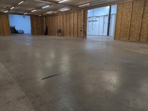 3901 SE Naef Rd, Portland, OR to rent Interior Photo- Image 1 of 24