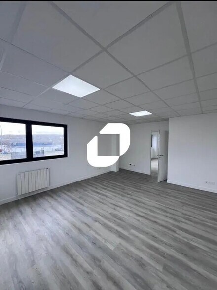 Office in Meaux to rent - Interior Photo - Image 1 of 5