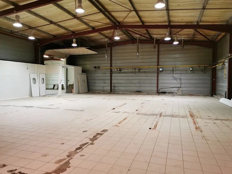 Location Local d'activités 700 m² - Photo 1