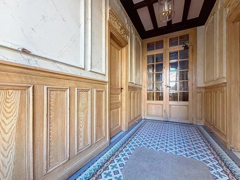 2 Place Des Victoires, Asnières-sur-Seine to rent - Interior Photo - Image 2 of 10