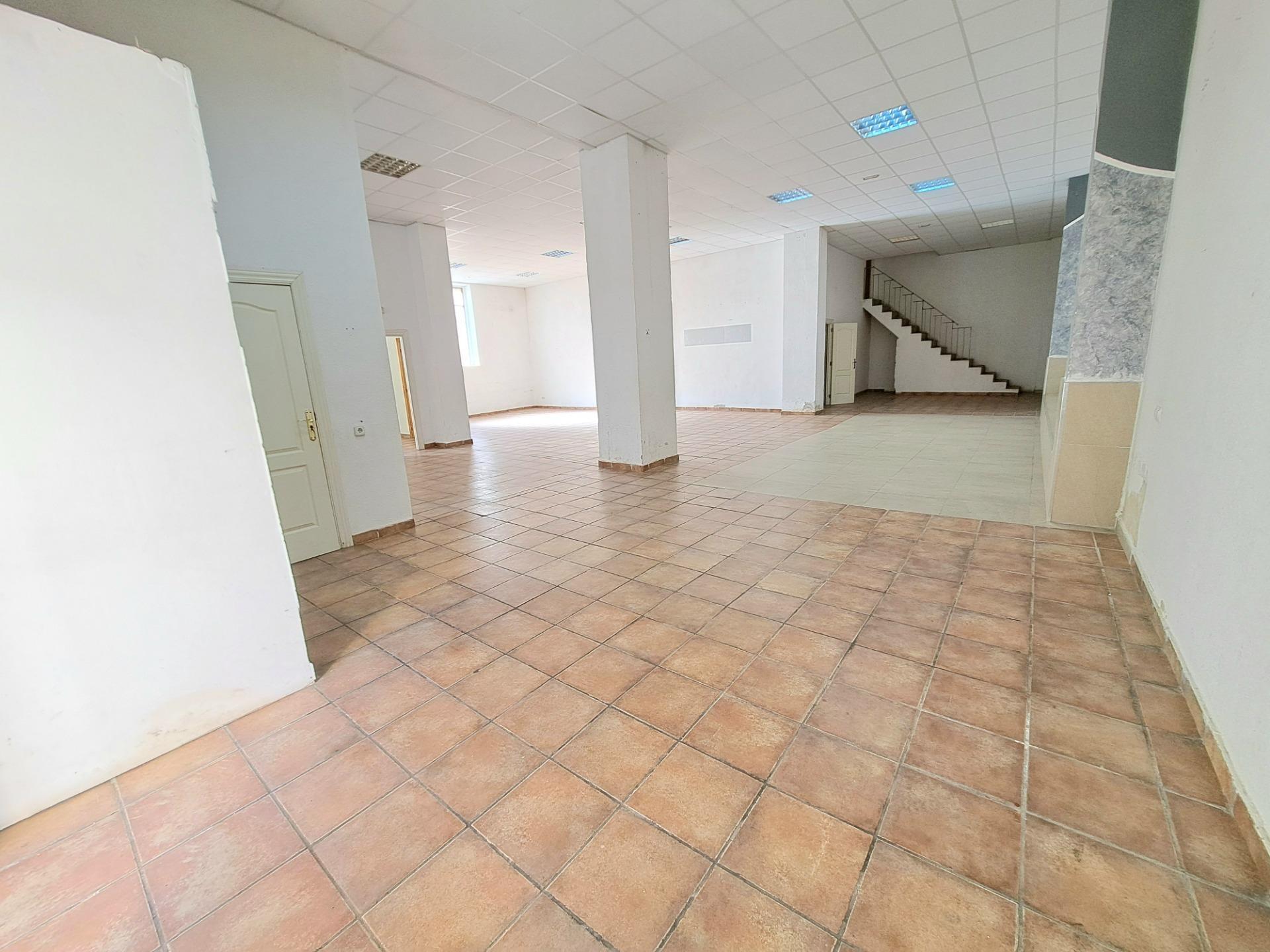 Retail in Carcaixent, Valencia to rent Interior Photo- Image 1 of 15