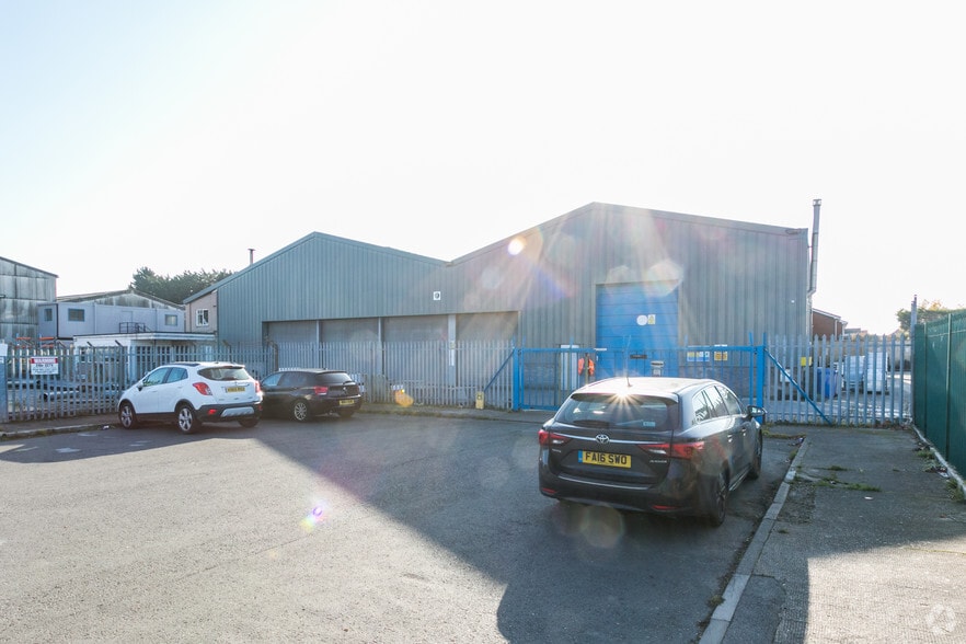 Weir Lane Industrial Estate portfolio of 5 properties for sale on LoopNet.co.uk - Primary Photo - Image 3 of 6