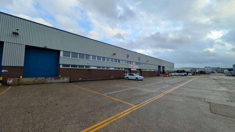 Brunel Rd, Totton to rent - Building Photo - Image 1 of 17