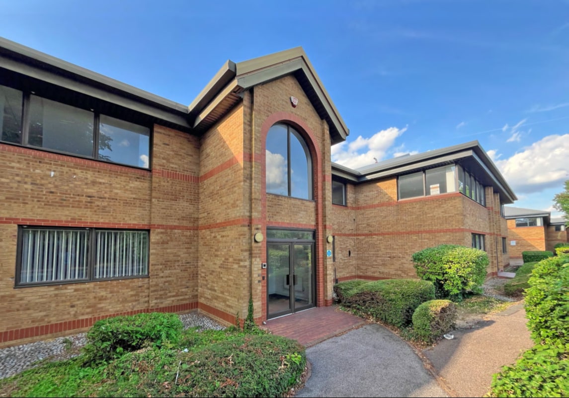 151-163 Dixons Hill Rd, North Mymms to rent Building Photo- Image 1 of 3