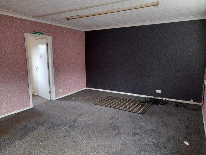 8-9 Talbot Sq, Cleobury Mortimer to rent - Building Photo - Image 3 of 9