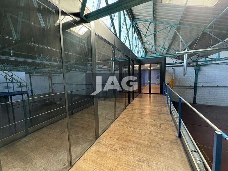 Light Industrial in Villeurbanne to rent - Interior Photo - Image 2 of 13