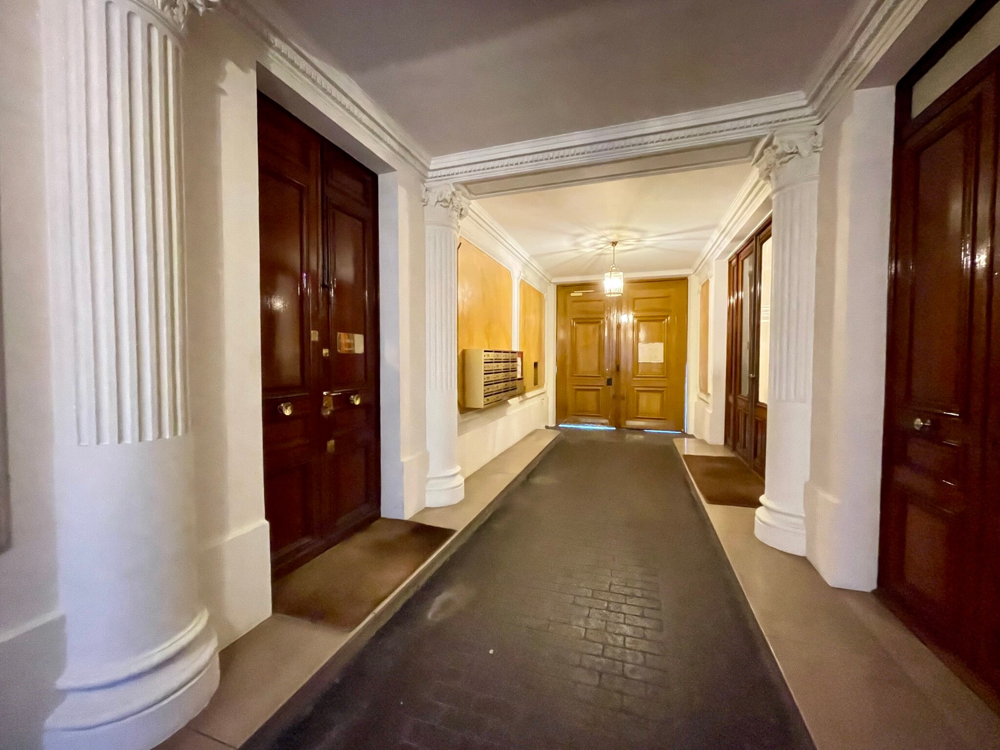 Office in Paris for sale Primary Photo- Image 1 of 5