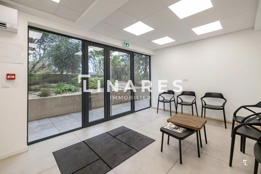 Office in Saint-Cyr-sur-Mer to rent - Interior Photo - Image 1 of 6