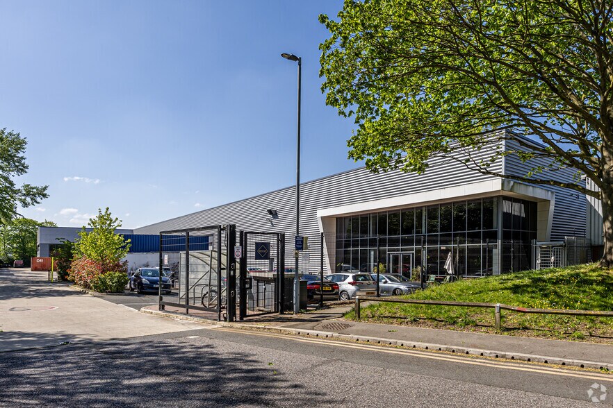 Spitfire Way, Hounslow to rent - Primary Photo - Image 2 of 5