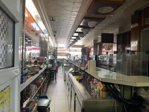 Retail in Madrid, Madrid to rent Interior Photo- Image 2 of 9