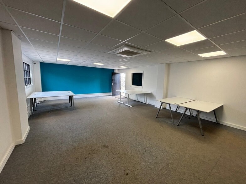 New Mill End, Luton to rent - Building Photo - Image 3 of 7