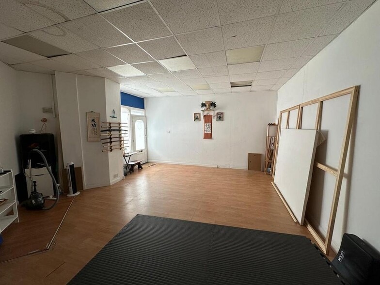 1-40 Village Sq, Brighton to rent - Building Photo - Image 2 of 9