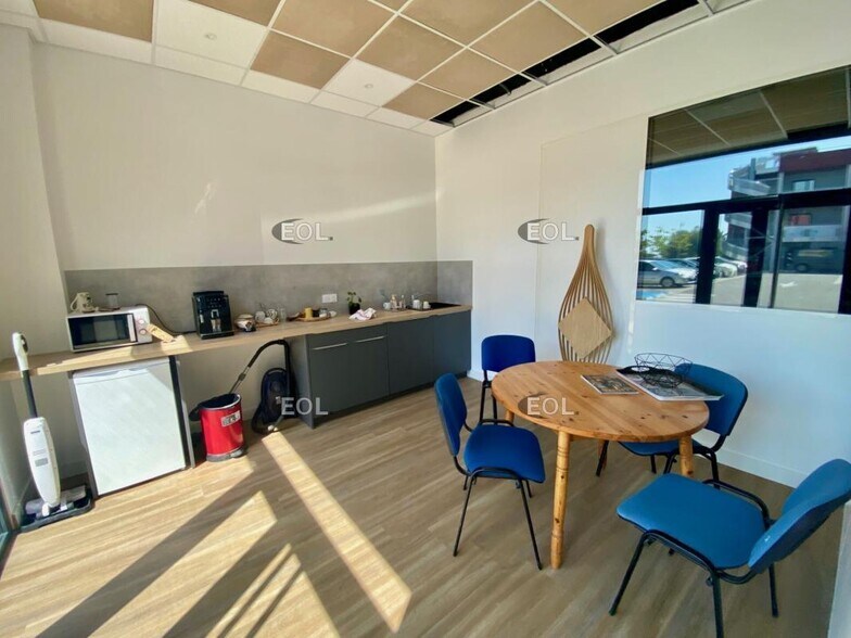 Light Industrial in La Ciotat to rent - Interior Photo - Image 2 of 5