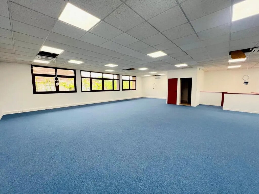 Location Bureaux 150 m² - Photo 1